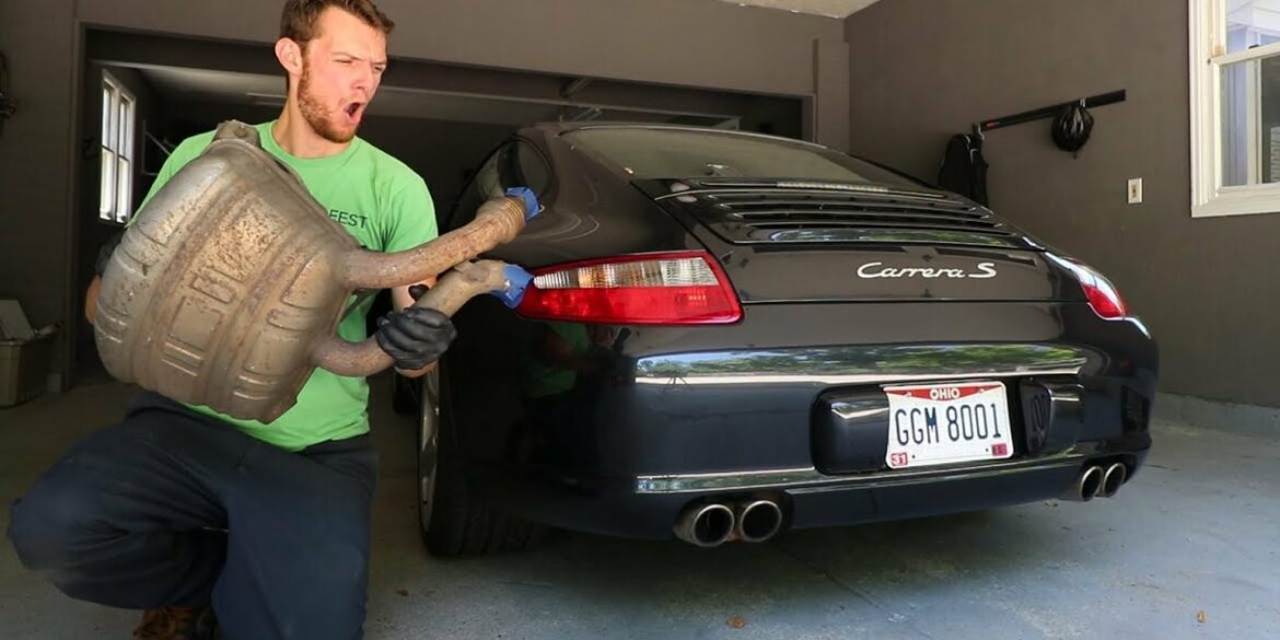 Straight Piped Porsche 911 Carrera S (997)