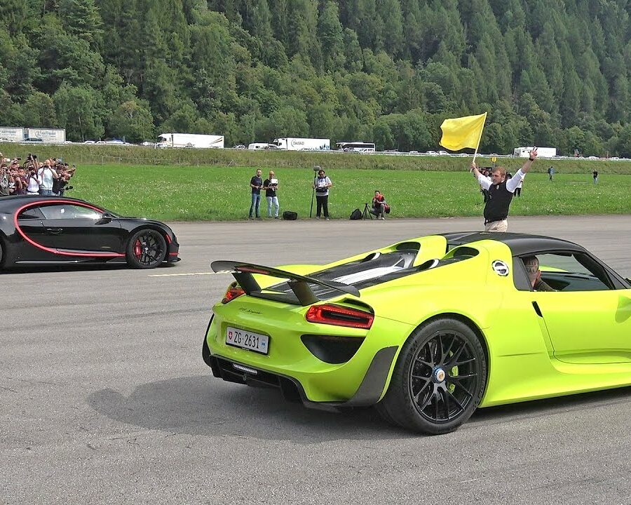 Porsche 918 Spyder vs Bugatti Chiron Drag Race