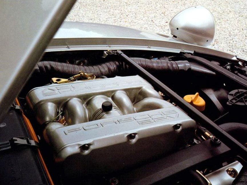 Porsche 928 GTS engine room