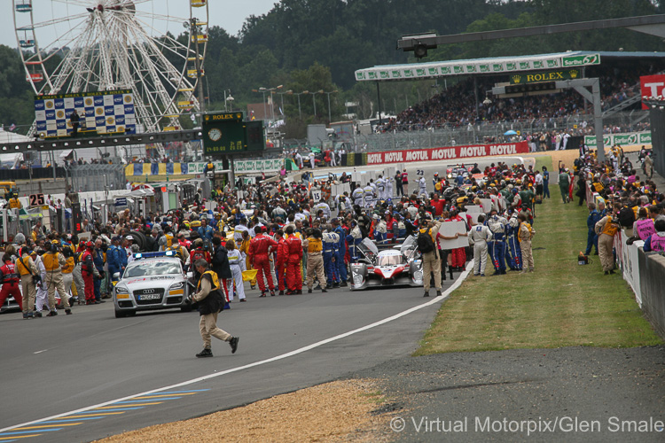 Busy grid just before the start of the race