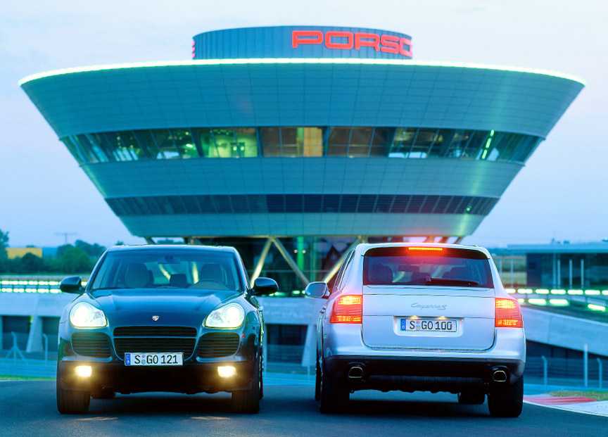 Porsche Cayenne 955 in front of Leipzig factory customer building