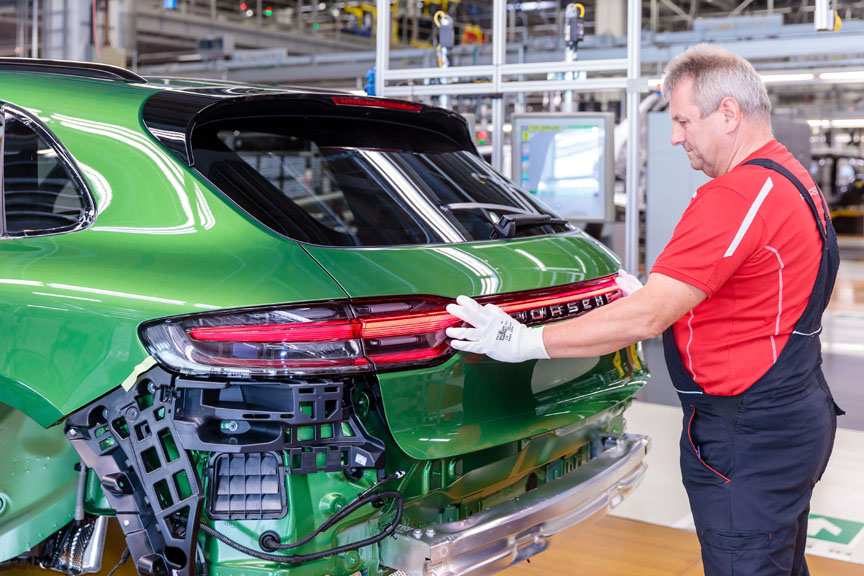 Porsche Macan 95B.2 production, rear lamp panel assembly