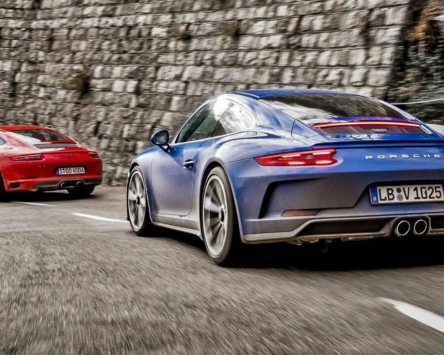 Porsche 911 Carrera T vs Porsche GT3 Touring