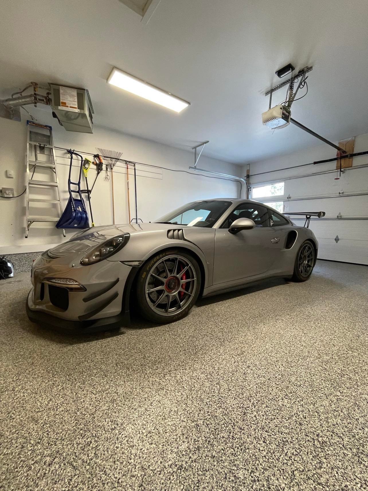 Porsche 991.1 GT3 RS in garage
